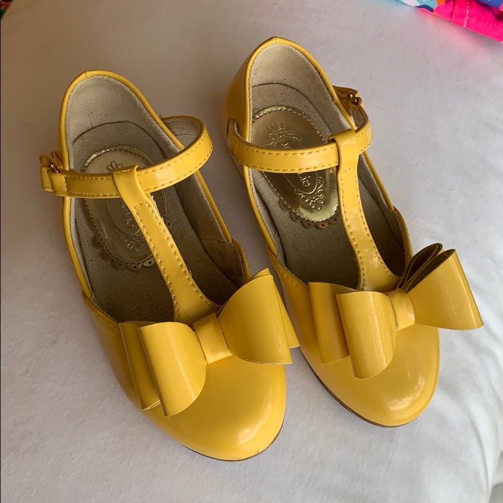 Joyfolie yellow bow shoes. Little girl size 9. GUC